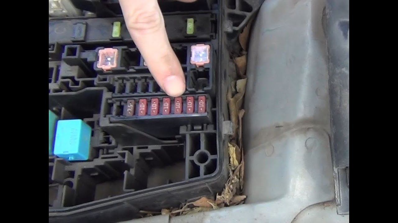 Замена предохранителя левой фары №42 дальний свет в Тойота Королла Е150 смотреть онлайн