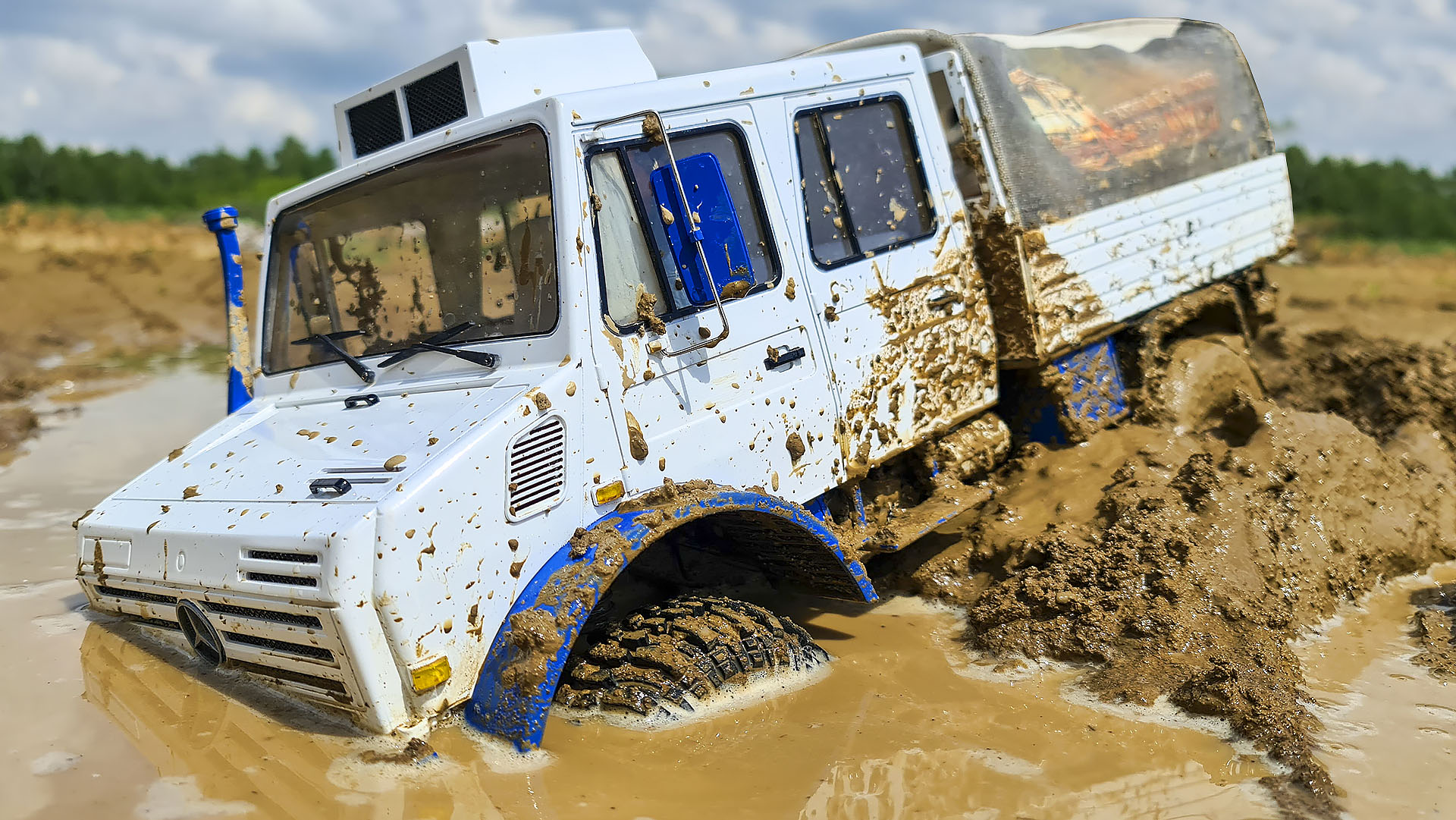 Потрясающие RC Машины гоняют по лужам и грязи - Mercedes Unimog, Ford Raptor, Chevrolet Blazer смотреть онлайн