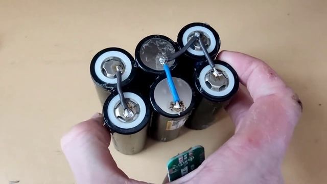 Делаю самодельный аккумулятор на 12V 10000 mAh смотреть онлайн