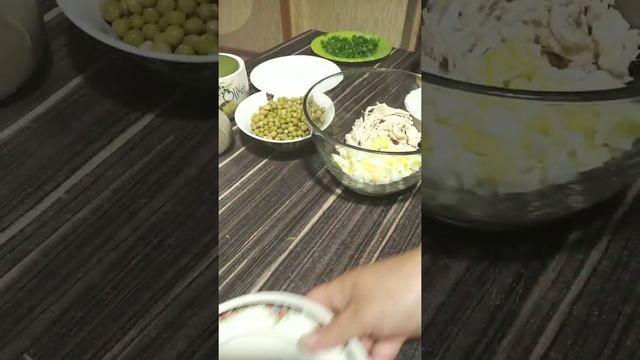 Салат с курицей и зеленым горошком смотреть онлайн