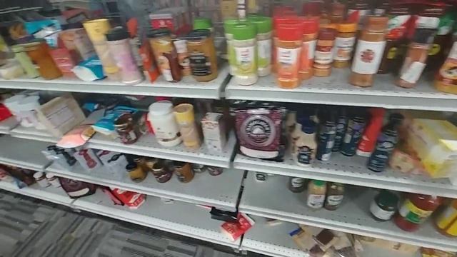 США. Всякая всячина разбросана в магазине.