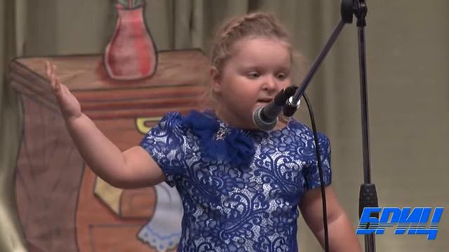 Маруся Трофимова поздравляет пенсионеров с месячником пожилого человека