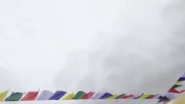 Копия видео "В Сеть попало шокирующее видео схода лавины с Эвереста, на базовый лагерь альпинистов, смотреть онлайн