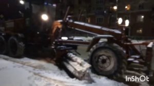 Уборка снега. Два грейдера - вдвое быстрей погрузка)