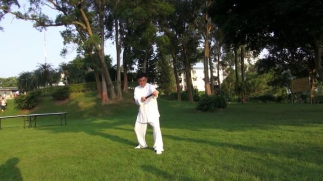 Лю Ли, потомок Минъюань тайцзицюань во втором поколении, показывает практику использования палочек т