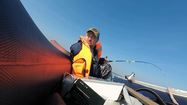 на эхолоте много рыбы, троллинг и в отвес, грузовик в кювете !!! смотреть онлайн