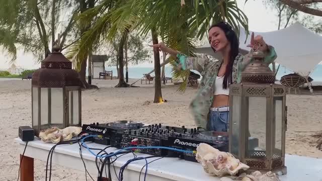 C Block - So Strung Out Remix смотреть онлайн