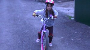 Ангелина Учится кататься НА ДВУХКОЛЕСНОМ ВЕЛОСИПЕДЕ. Видео Для Детей
