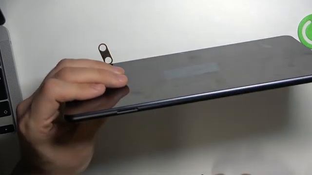 Как вставить симку в Huawei MatePad 10 4 2022 / Как вставить карту памяти в Huawei MatePad 10 4 смотреть онлайн