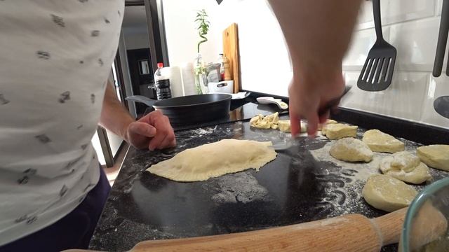 ЧЕБУРЕКИ С СЫРОМ ХРУСТЯЩИЕ И СЫР ТЯНЕТСЯ смотреть онлайн