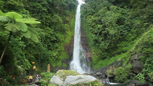 Gitgit waterfall смотреть онлайн