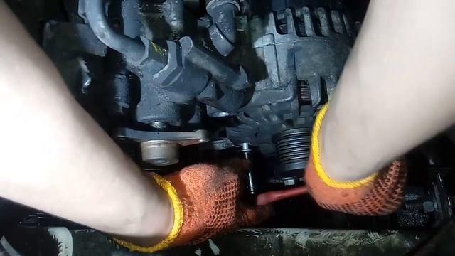 Renault Trafic 2.0 dci, Opel Vivaro снятие генератора. смотреть онлайн