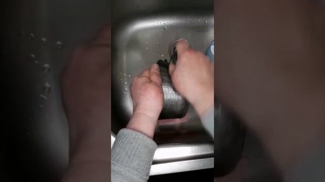 Как быстро очистить посуду от жира и загрязнений с помощью металлической мочалки и соды. Лайфхак. смотреть онлайн