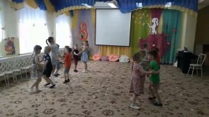 Танец "Выглянуло солнышко из-за серых туч"