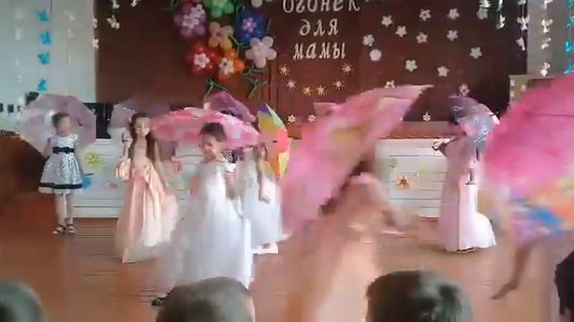 Танец с зонтиками 2Б класс Коломыцева Е А смотреть онлайн