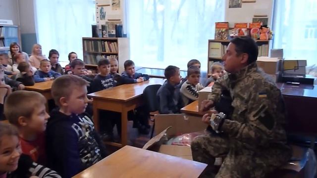 военные привезли детям в интернат подарки Славянск смотреть онлайн