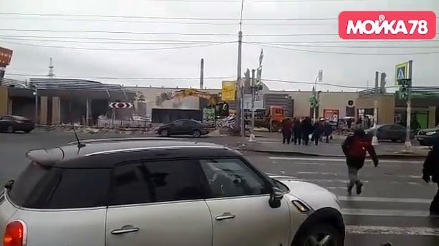 Возле метро Парнас сносят ларьки смотреть онлайн