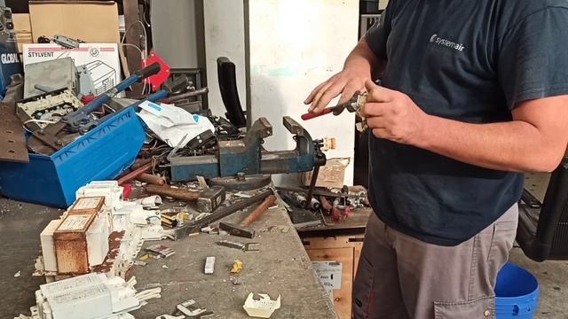 scrapping different types of ballasts for copper..... смотреть онлайн