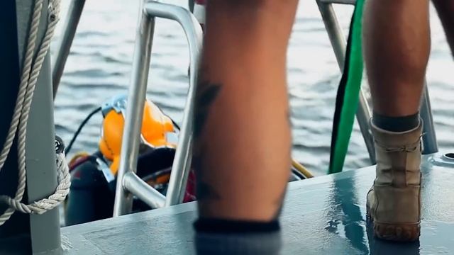 The Scary Job of US Navy Divers Working 610m Deep In The Ocean смотреть онлайн