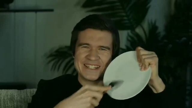 BadComedian час скребет вилкой по тарелке.