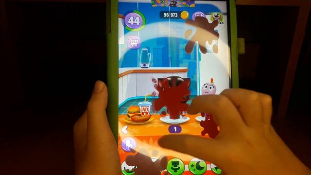 Играю в игру Мой Говорящий Том 2. Делаю смузи Говорящиму Тому. Играю с Говорящим Томом. смотреть онлайн