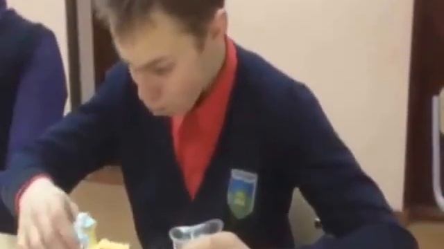 By Vine Video Как правильно есть торт!! смотреть онлайн