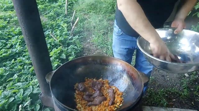 Печень говяжья в казане. смотреть онлайн
