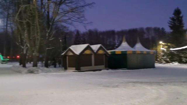 ВЕЧЕРНИЙ НОВОГОДНИЙ СВЕРКАЮЩИЙ ЦЕНТРАЛЬНЫЙ ПАРК ТУЛА 20.12.2021 смотреть онлайн