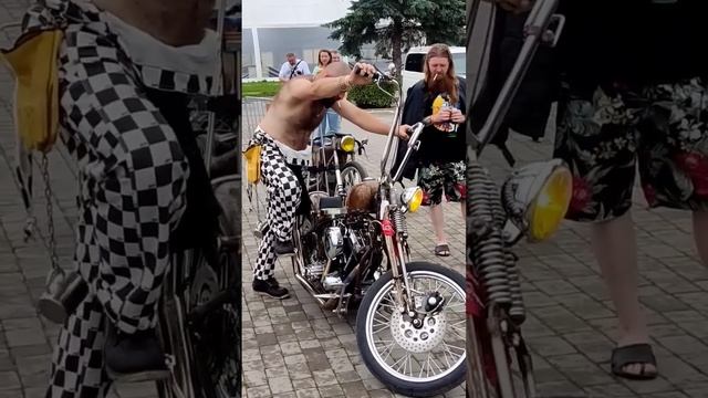 Крутой запуск Harley-Davidson с кик-стартера! Юра и его чоппер в стиле Old School. смотреть онлайн