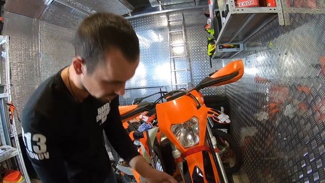 313 эндуро лайфхаков. Как правильно наклеить графику на мотоцикл? смотреть онлайн