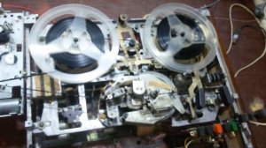 Cutting VHS tape to Reel to Reel audio tape. Резка видео ленты для катушечного магнитофона