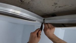 Монтаж натяжного ПВХ потолка со световой линией