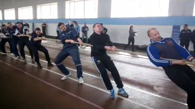 В Київському гарнізоні визначено команду переможців з перетягування канату смотреть онлайн