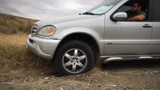 Mercedes-benz ML320 (black)  & ML500 (silver) , Offroad In Desert . Testing 4ETS System .
