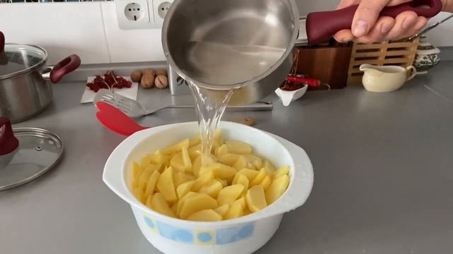 Мишаня  правильно жарит картошку