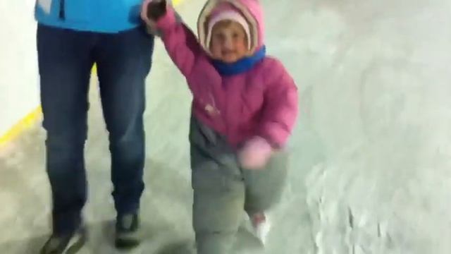 Доча первый раз встала на коньки ч.2 смотреть онлайн