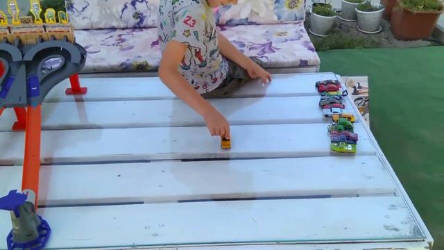 Hot weels. 24 машинки и супер трек! смотреть онлайн