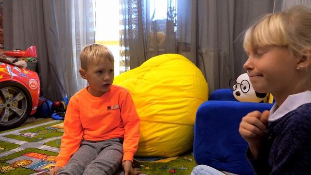 От кого Сережа прячется в доме? скетчи Family kids смотреть онлайн