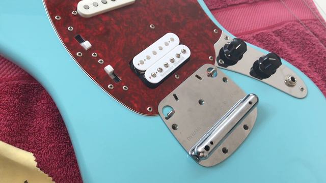 Locking a Fender Mustang Tremolo: 2 Methods смотреть онлайн