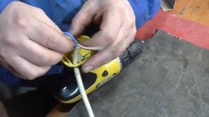 Шуруповерт от компьютерного блока питания.