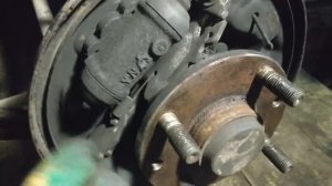 Mazda Familia Замена задних тормозных колодок