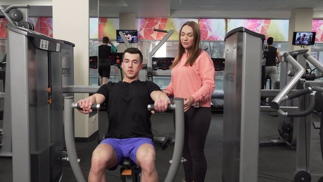 Жим от груди в тренажере сидя смотреть онлайн