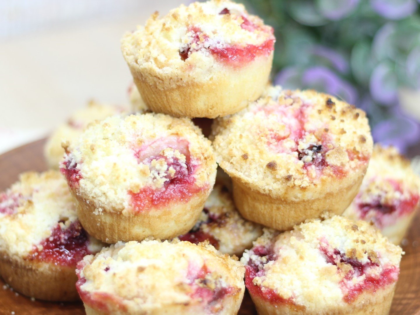 Очень вкусные и сытные ?Маффины с ягодами и штрейзелем?Приятного просмотра. смотреть онлайн