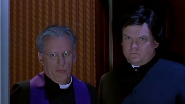 гнездо ос в шкафу для баллонов