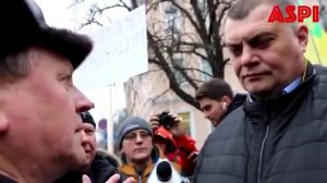 Депутат Украины Юзик под крики "Позор!" убежал от толпы / Юзик с квартала убежал от активистов