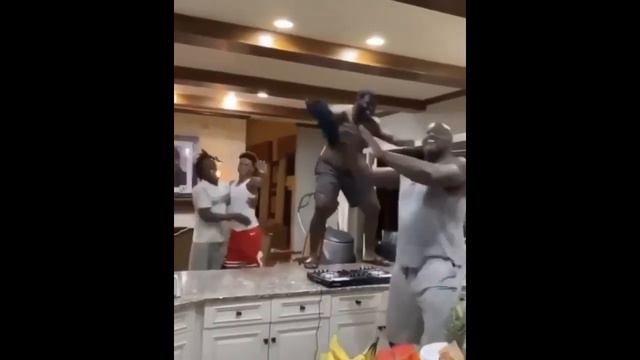 Крутые афроамериканцы зафлексили под не менее крутой фонк и им это очень нравится смотреть онлайн