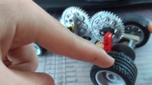 Лего машинка на резиномоторе