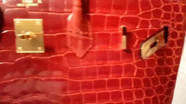 Review of Porosus Hermes 35 Crocodile Birkin Bag & Comparison with Regular 35 Birkin Rouge Casque смотреть онлайн