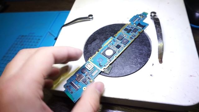 ВИДЕОБЛОГ РЕМОНТНИКА ТЕЛЕФОНОВ / ПРОДАЖА ТИТАНА / ПОДАРИЛ КЛИЕНТУ ФОНАРИК смотреть онлайн