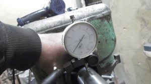 Скалка + приспособа для выставления передней бабки. Всё очень просто)))